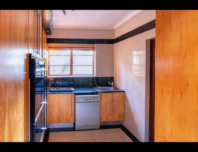7 BEDROOM FREEHOLD TO LET IN BRYANSTON